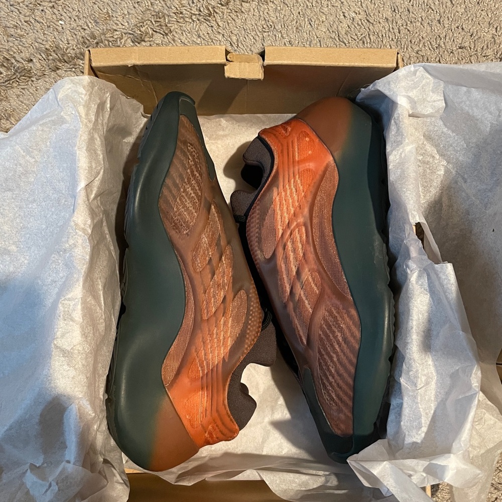 Adidas Yeezy 700 V3 Copper Fade Mens Size 10.5 GY4109 Glow In Dark With Box